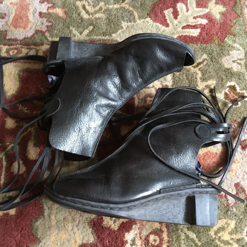 TRIPPEN Black Leather Open Toe Fringe Tie Back Booties 40 - Picture 2 of 6